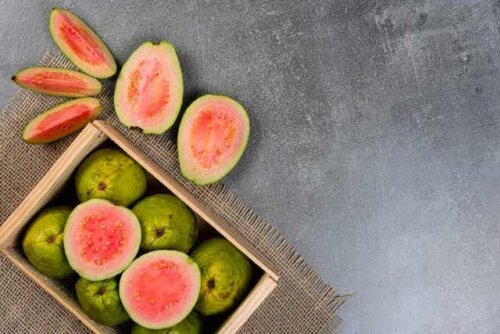 En kasse med fersk guava.