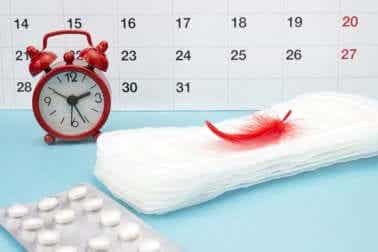 En klokke, en kalender og en rød fjær på et bind.