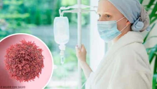 En kreftpasient koblet til et IV-drypp.