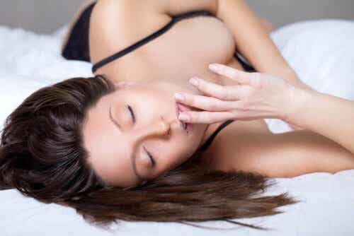 En kvinne som koser seg.