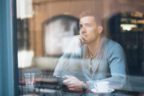 En mann som sitter på en kafé og tenker på fremtiden sin.