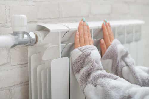 En person som varmer hendene.