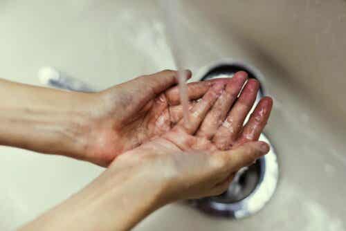 En person som vasker hendene.