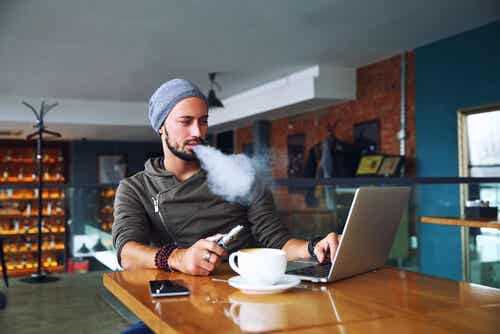 Vaping har blitt en veldig vanlig og stadig mer populær praksis. Men er vaping et alternativ til å slutte å røyke?