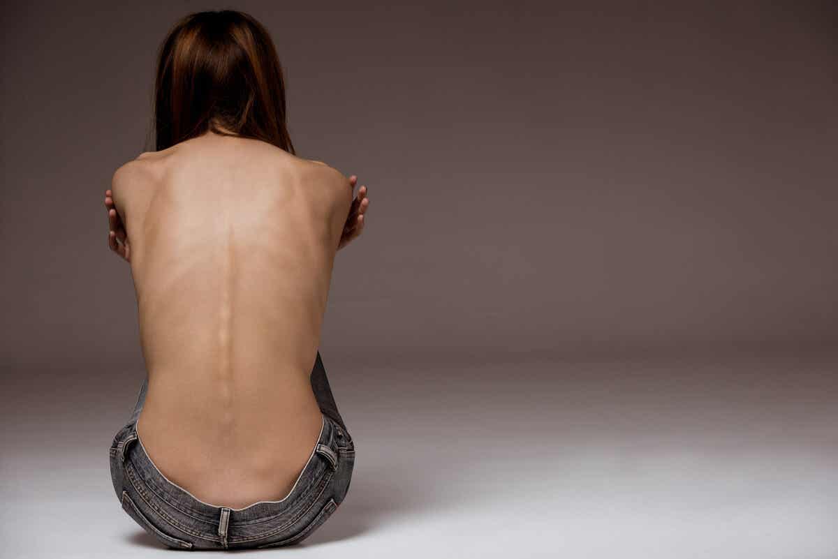 Et kjønnsperspektiv i helsevesenet: en kvinnes tynne, benete rygg