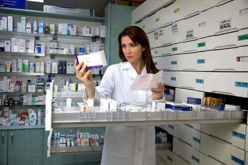 En kvinne som jobber på et apotek
