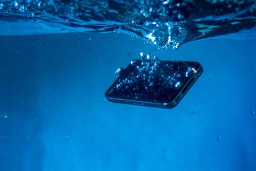 5 triks for å redde en våt mobiltelefon