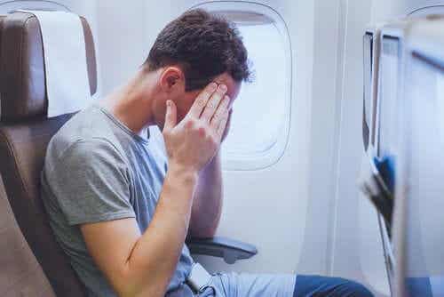En mann som er urolig på et fly