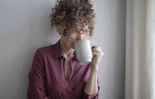 Kvinne som drikker kaffe.