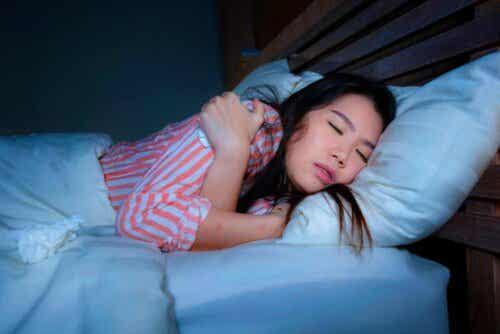 Kvinne som sover.