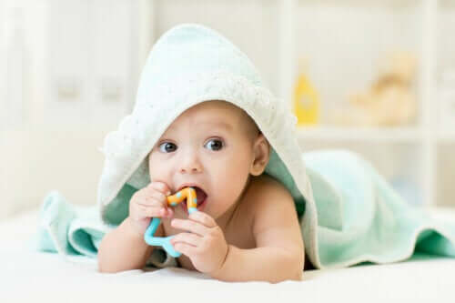 Hvordan lindre babyens kløende tannkjøtt?