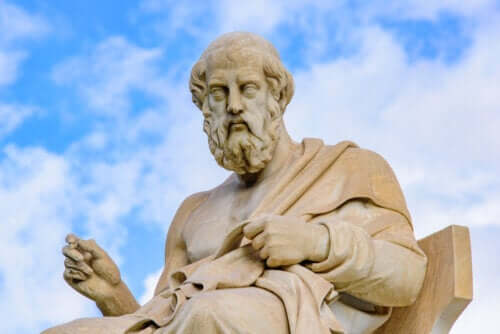 Forskjellene mellom filosofiene til Aristoteles og Platon