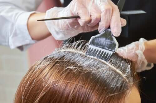 Allergi mot hårfarge: Årsaker, symptomer og behandlinger