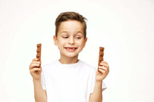 Er det trygt for barn å spise sjokolade?