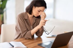 17 tips for å unngå øyeproblemer mens du jobber hjemmefra