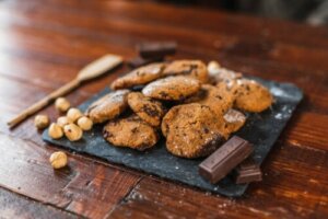 2 måter å lage sjokoladecookies med kikertmel på