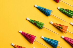 Hvordan lage paraplyer for å dekorere cocktailer