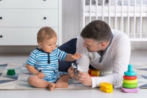 Tilknytningsoppdragelse: Hva er det og hva er fordelene?