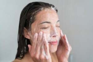American Academy of Dermatologys guide til hudpleie på et budsjett