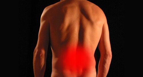 Hva er årsaken til korsryggsmerter på høyre side av ryggen?