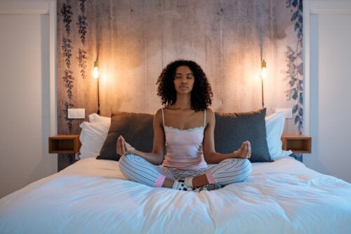 Fordelene ved å meditere før sengetid og hvordan du gjør det riktig