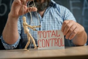 Hvordan gjenkjenne en kontrollerende person