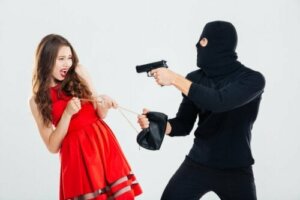 Hva vil det si å drømme om å bli ranet?