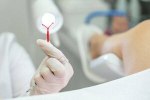 Intrauterin enhet (IUD): Hva er det og hva brukes det til?