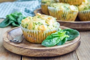 To måter å tilberede spinatmuffins på