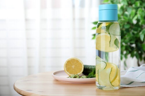 Grunner til at du bør drikke agurk og sitronvann