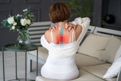 Smerter mellom skulderbladene, eller dorsalgi: Symptomer og behandlinger
