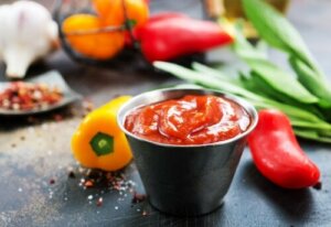 Hvordan lage Aji Rocoto og Aji de Pollería for å følge peruanske retter