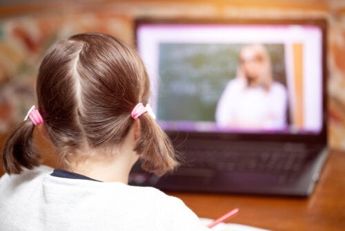 Hvordan kan jeg hjelpe barnet mitt i virtuelle klasser?