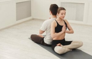 7 stillinger for å drive med yoga som et par