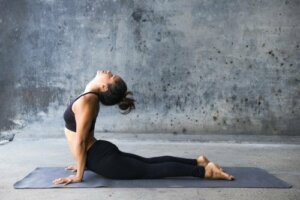 5 yogaøvelser for å gå ned i vekt