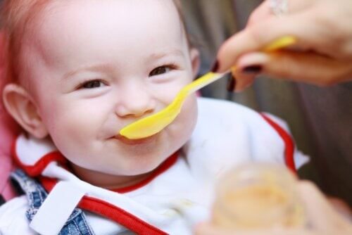 5 tegn på at babyen din kan være sulten