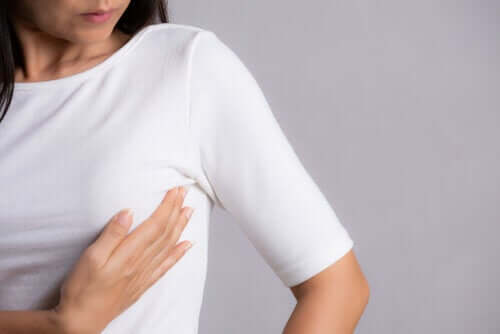 Årsakene til smerter under brystene