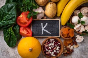 Hvordan bidrar kalium til å senke blodtrykket?
