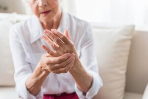 Basilikum mot revmatoid artritt og 5 måter å bruke den på