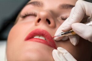 Lip blushing: Den trendy teknikken som fortykker og konturerer leppene