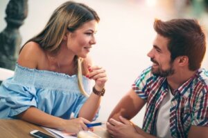 Hvordan vite om en person med en partner liker deg?