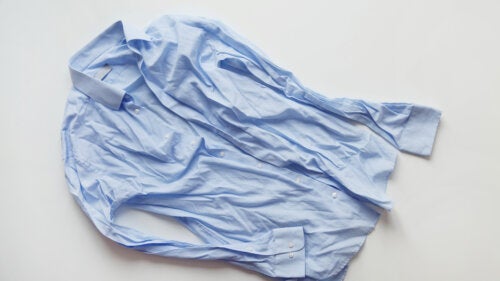 Hvordan fjerne rynker fra klær uten å stryke