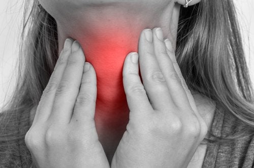 11 naturlige midler for å fremskynde lindring av sår hals