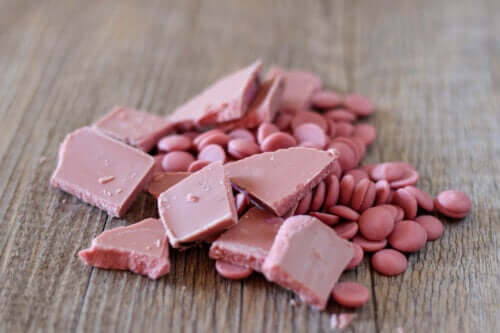Hva er rosa sjokolade og hvor kommer det fra?