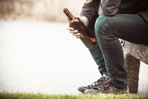 Årsakene til alkoholisme: konsekvenser og behandling