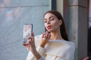 Pouty lepper: Den populære sminketrenden på Tik Tok