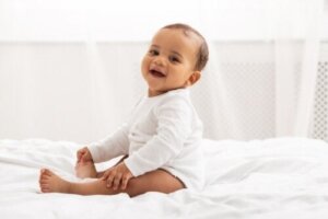 Hvordan hjelpe babyen din med å lære å sitte