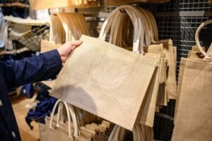 Hva er jute og hvorfor anbefales det for å bytte ut plastposer?