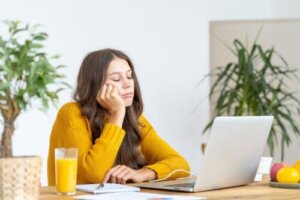 8 fordeler og ulemper med kjedsomhet: Er det bra for noe?