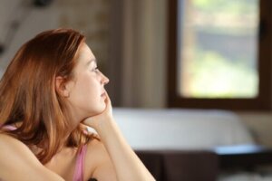 Hvorfor ser ikke noen mennesker andre mennesker i øynene?